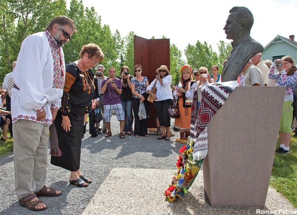 Alberta MLA’s the Hon. Ray Danyluk and Genia Leskiw lay a wreath at the monument to Dr. Josef Olesków